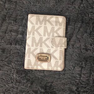 Michael Kors Wallet Vanilla Signature Print